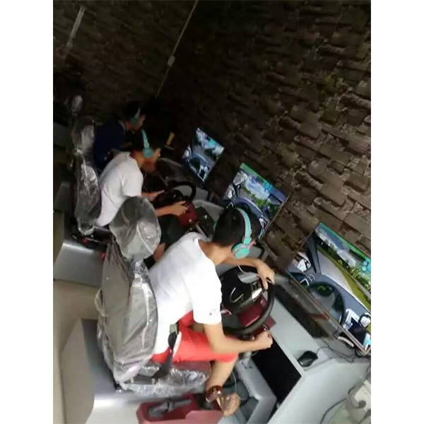 小伙子在網(wǎng)吧里使用汽車駕駛模擬器！